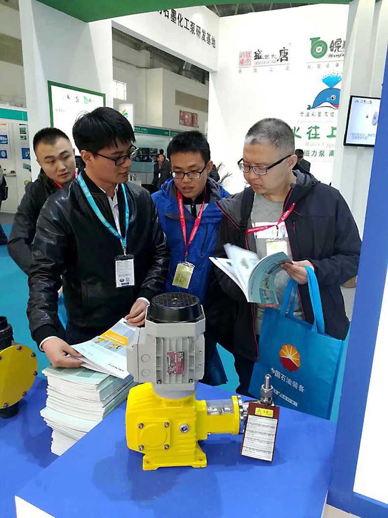 Customer advice, sales manager on-site commentary